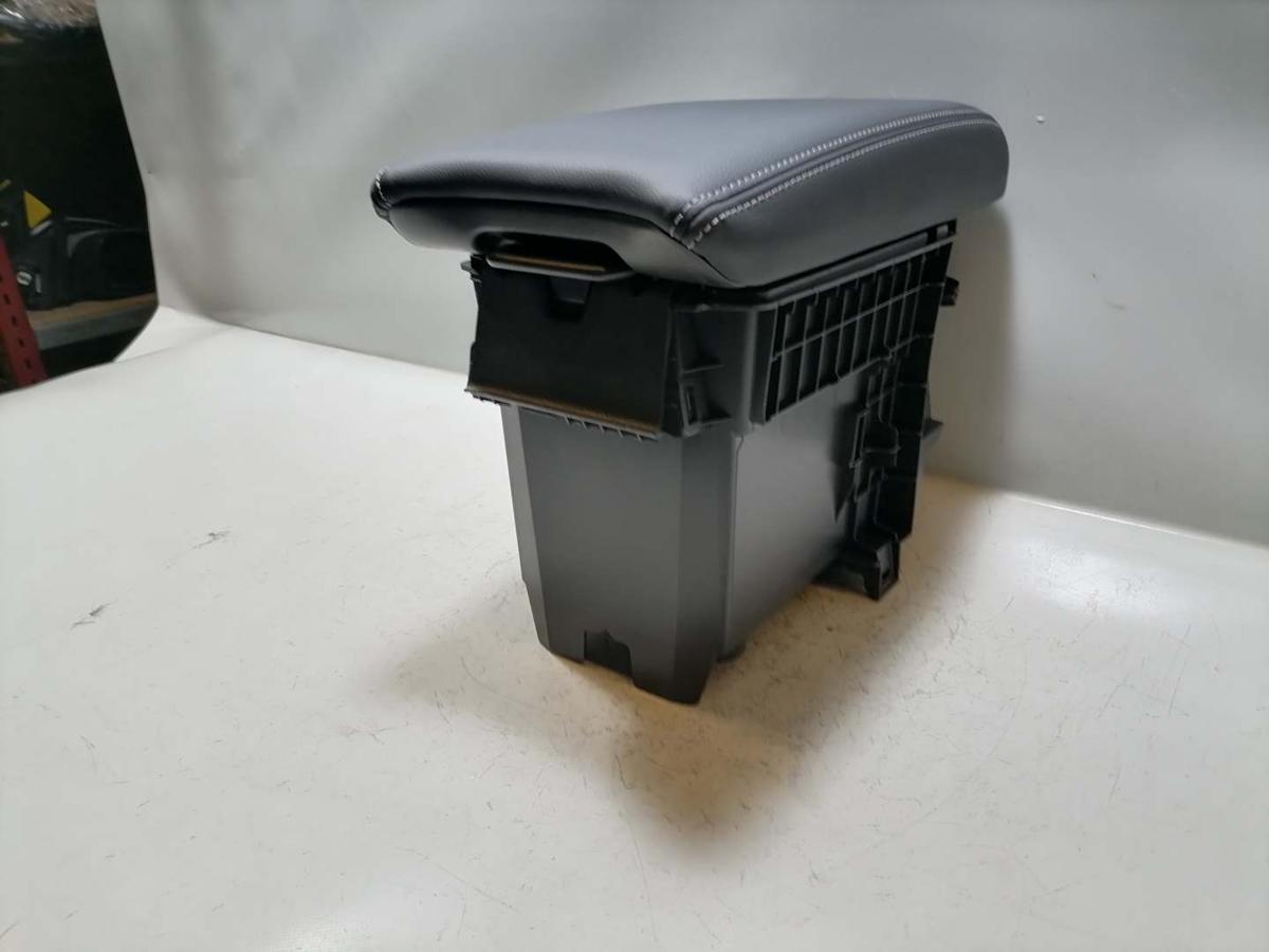 Mitsubishi Eclipse Cross original Mittelarlehen vorn Leder Schwarz Bj.2023
